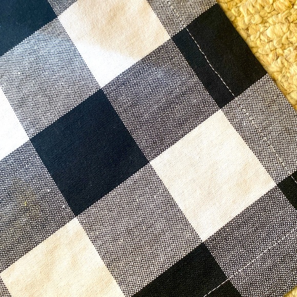 BLK/WHITE 🛍️CHECK BUNDLE OF 2 PILLOWS TABLE RUNNER— EUC; was just used as decor - Picture 8 of 9